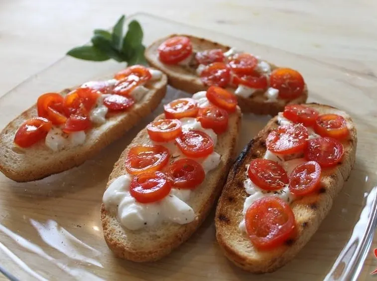 bruschette pomodoro e mozzarella