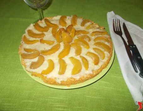 La torta di pesche sciroppate