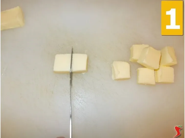 Preparare gli ingredienti per la pasta frolla