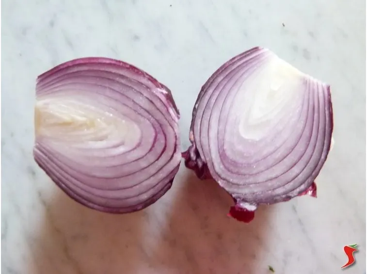tagliare le cipolle a metà