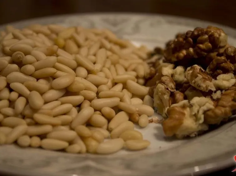 sgusciatura noci e pinoli