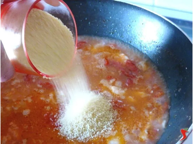 aggiungo il brodo e il cous cous direttamente al sugo