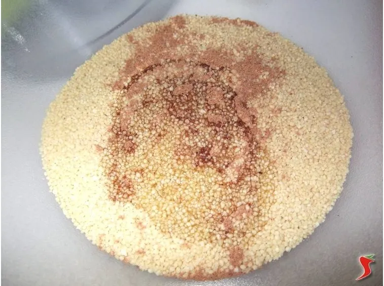mescolo spezie e olio al couscous crudo