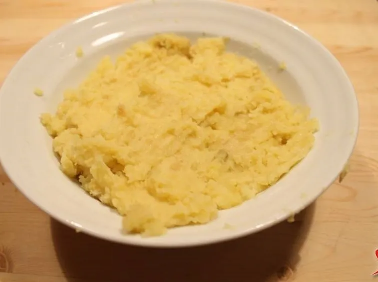 Sbucciare e schiacciare le patate