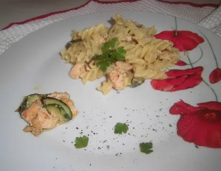 Fusilli con salmone e zucchine