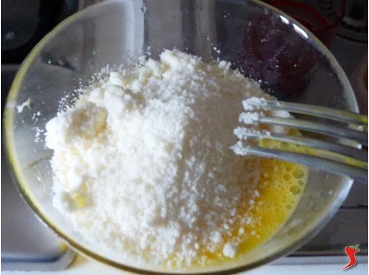 mischio le uova con il formaggio