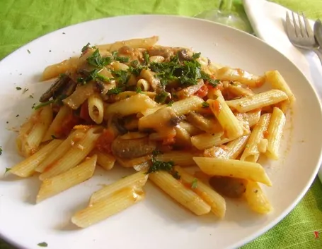 penne con pomodoro e funghi