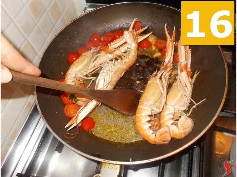 Terminate la cottura degli scampi