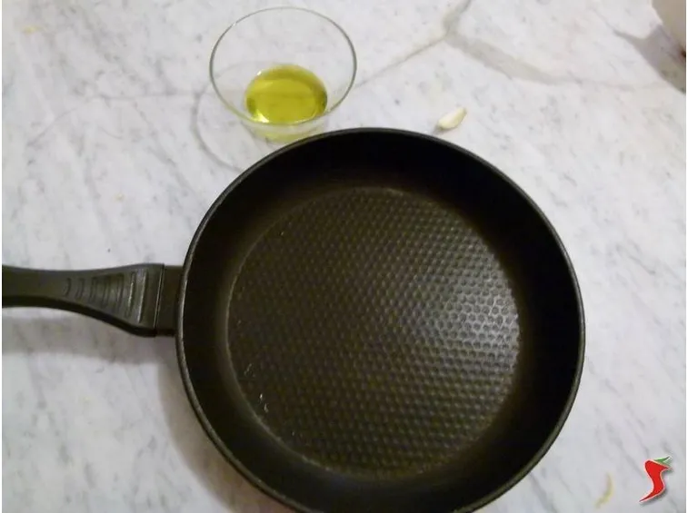 versare olio nella padella