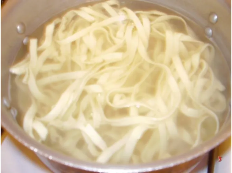 tagliatelle in cottura