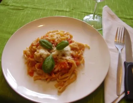 tagliatelle al pomodoro
