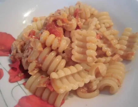 Pasta con pomodorini e tonno