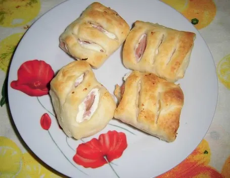 Rustici di sfoglia con ricotta e prosciutto