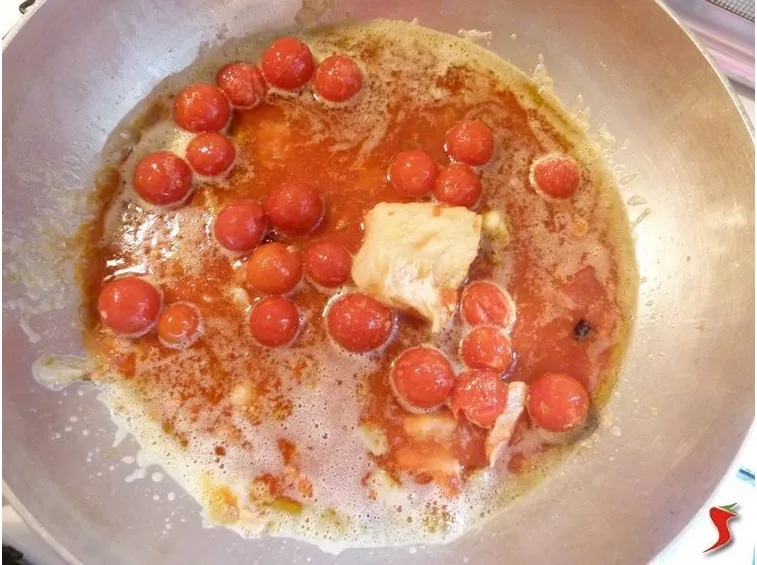 estrarre il baccalà e versare il condimento nella stessa padella