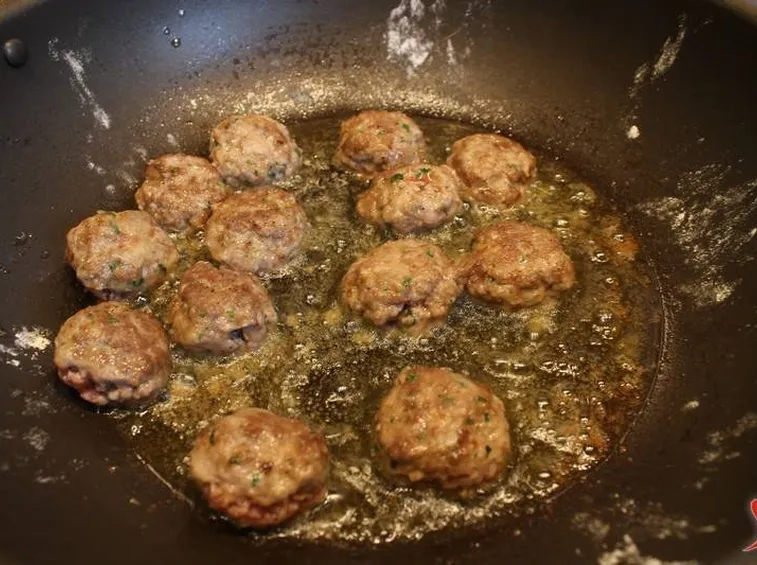 cuocere le polpette nell'olio