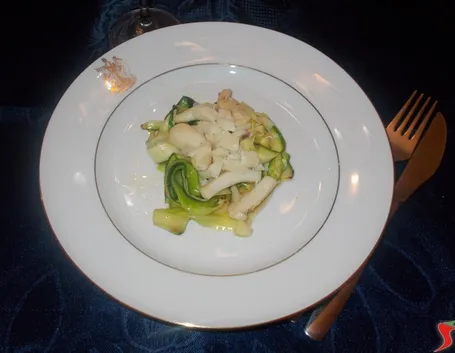 Calamari con finte tagliatelle di zucchine