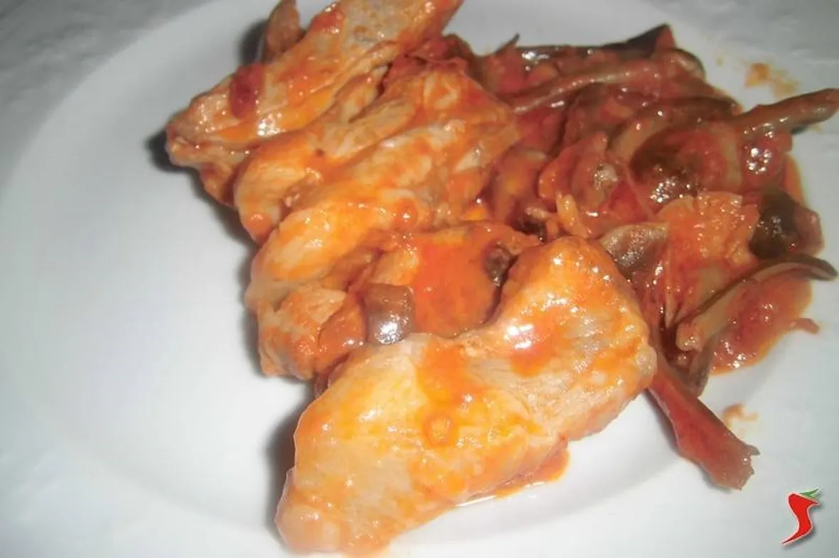 Agnello al sugo di pomodoro e funghi chiodini