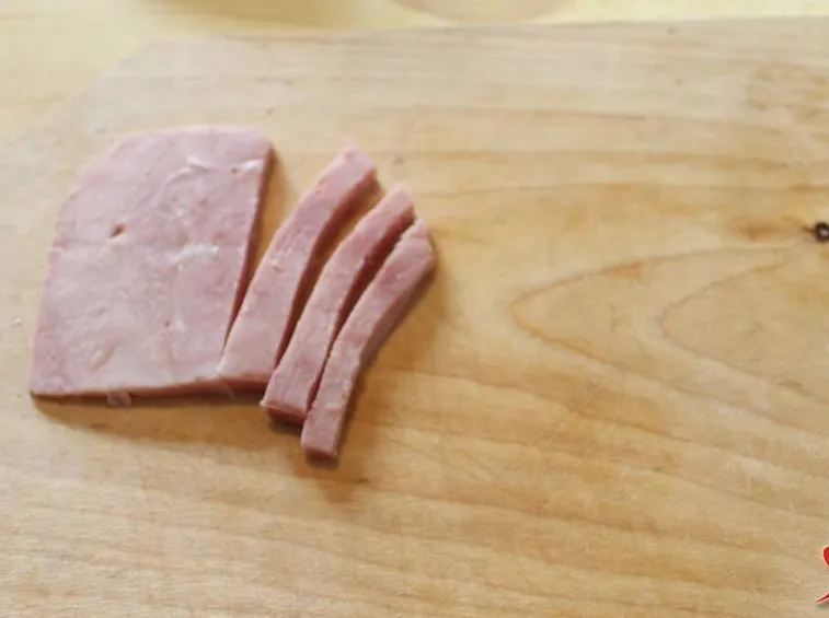 tagliare prosciutto a cubetti