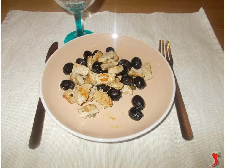 Il tonno con capperi e olive
