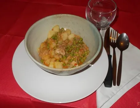 Le patate in umido con i piselli