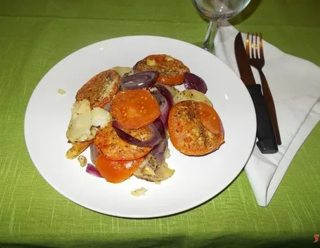 Le patate con i pomodori al forno