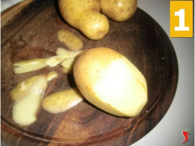 Lavate e pelate le patate