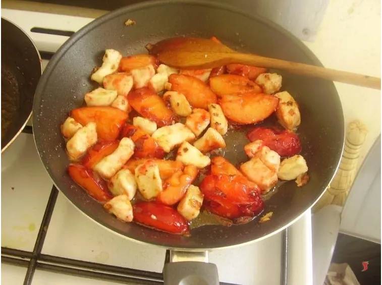 pollo alle prugne